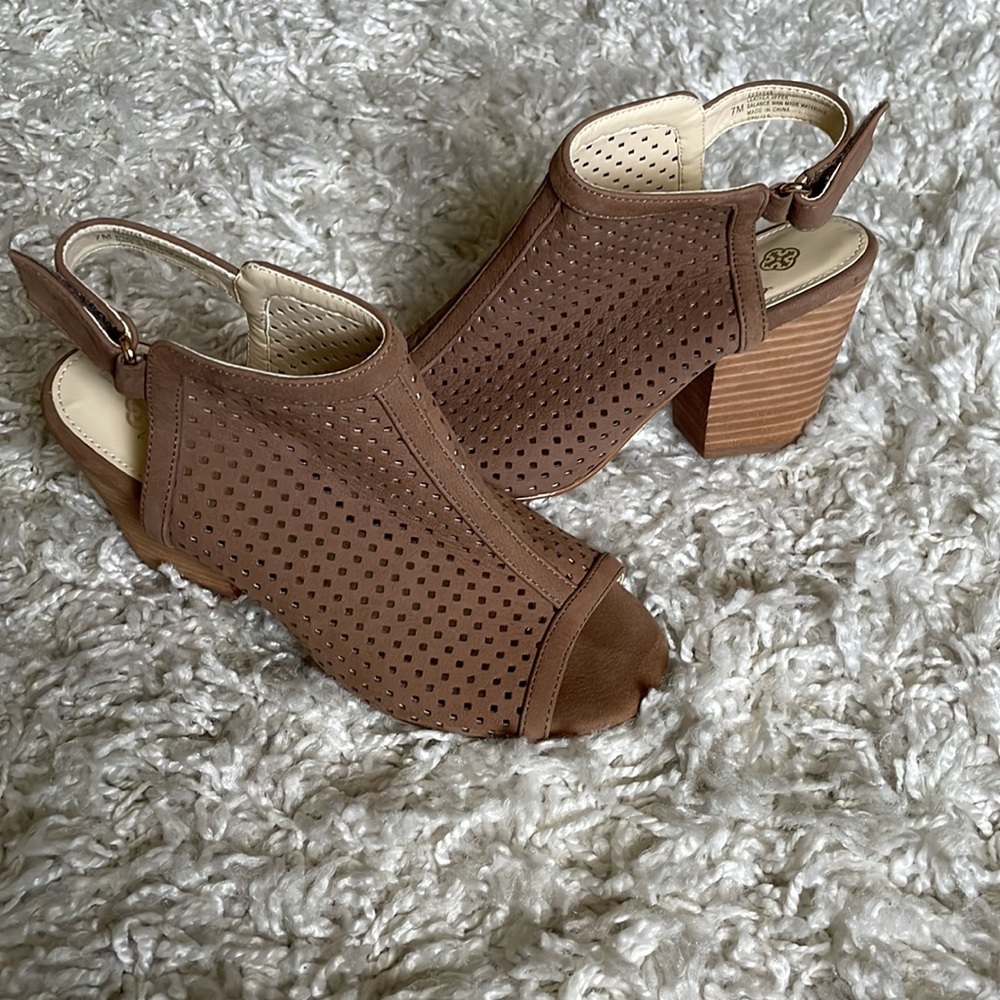 Block heel peep toe suede sandal